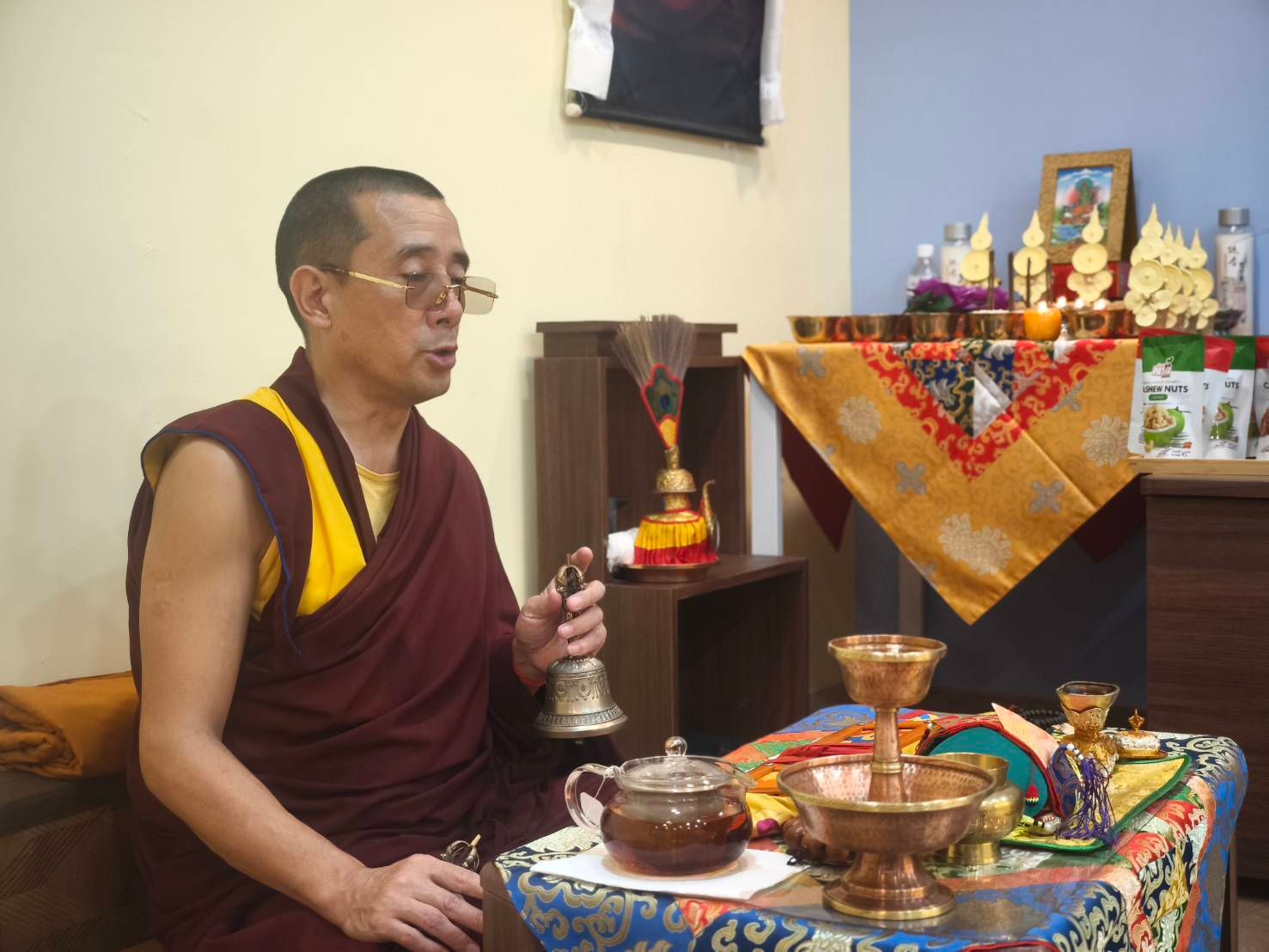 Buddhist Camp_The association regularly holds Buddhist retreats every quarter. Geshe and other highly respected monks were invited to preach the Dharma to the public. It also provides an in-depth introduction to the five most important and fundamental treatises in Buddhism.  Through continuous practice and learning, apply what you have learned to your daily life. Think about cause and effect.This gives people the wisdom to overcome suffering.  The center is based on the teaching and inheritance system of Beixue Academy. Its establishment was initiated by the Dalai Lama. Benefit all sentient beingsWe welcome everyone to attend the center's courses with a compassionate heartGroup study activities.